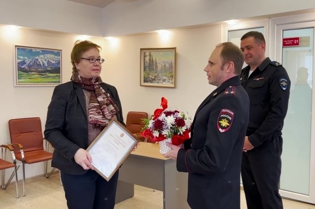 Полицейские поблагодарили адвоката Ирину Котух, которая уберегла деньги пенсионерки от мошенников.