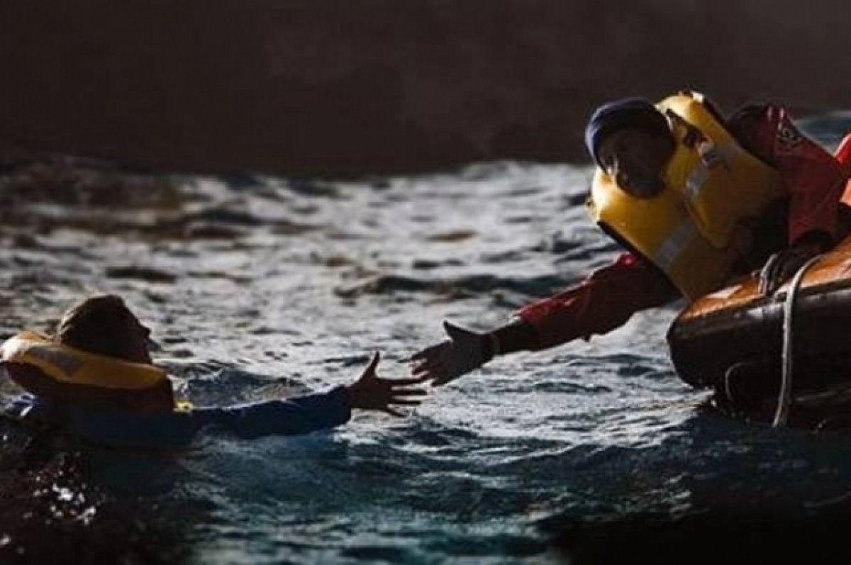 Спаслись в море. Человек в спасательном жилете. Человек в спасательном жилете в воде. Спасательный жилет на воде. Спасение на воде.