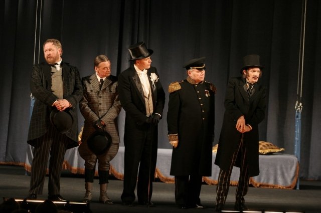 В Оренбурге с гастролями побывал Нижегородский театр драмы (на фото - сцена из постановки 
