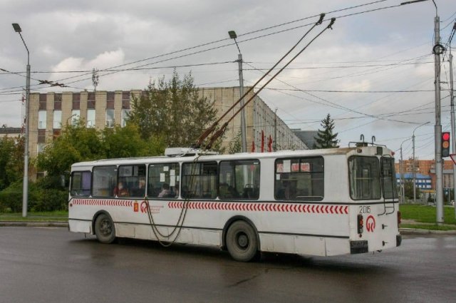 Красноярская прокуратура взыскала в пользу водителя троллейбуса полмиллиона рублей компенсации за упавший на неё люк.