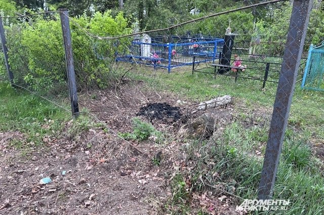 Последствия одного из недавних обстрелов в Белой Березке Брянской области: снаряд прилетел на кладбище.