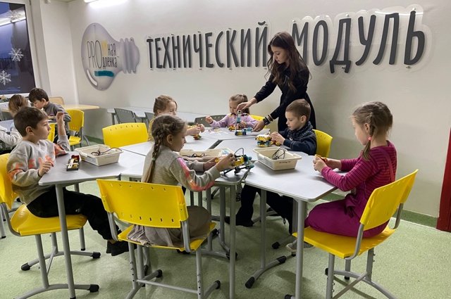 С самого детства упор сделан на развитие технических навыков.