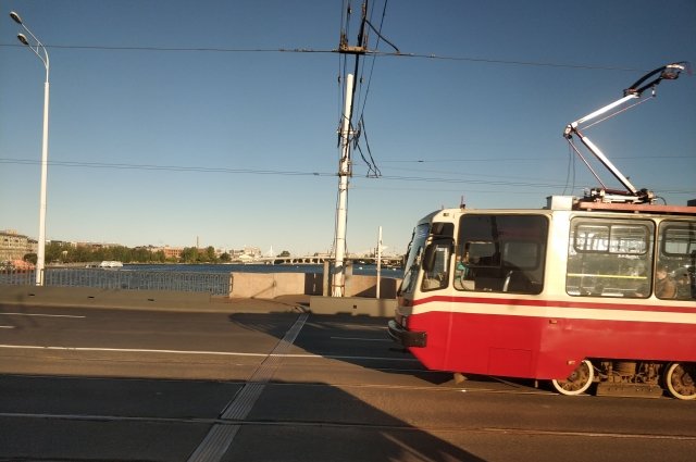 В Казани случилось ДТП между трамваем и автомобилем почтовой службы. 