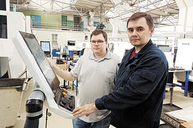 Инженер-программист Никита Югов (слева) и наладчик станков с ЧПУ Владимир Фомичкин.