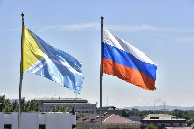Флаг Тувы и флаг России.