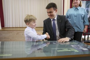 Учиться за «Партой Героя» до конца года будет ученик 1 «Арт» класса Максим Яковлев.