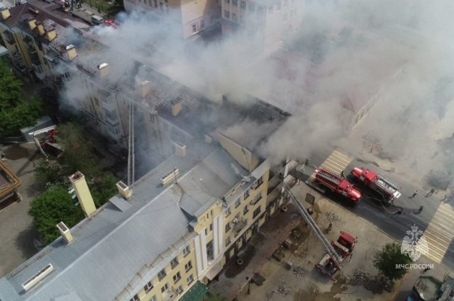 Пожар в доме на Горького в Оренбурге тушат уже 74 человека.