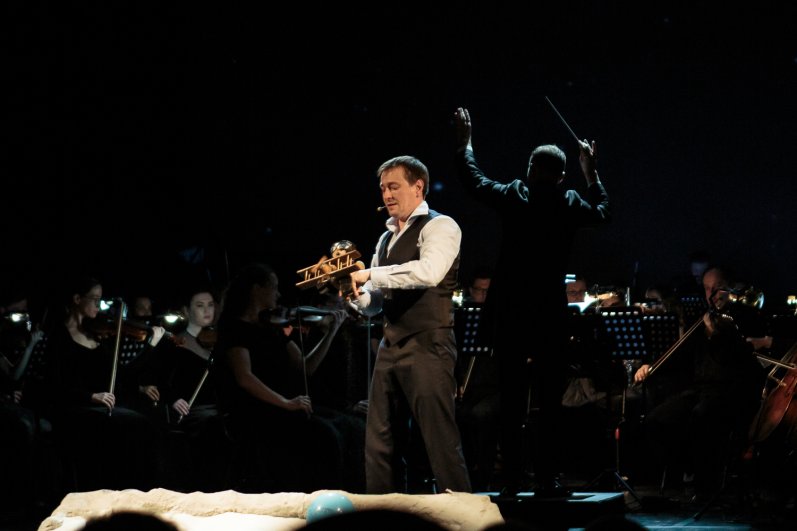 На сцене Музыкального театра Карелии показали спектакль «Маленький принц» московского Губернского театра. 