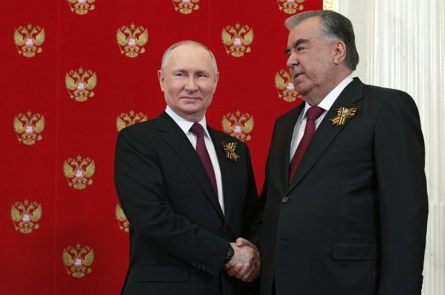 Президент РФ Владимир Путин и президент Таджикистана Эмомали Рахмон. 9 мая 2023 года.
