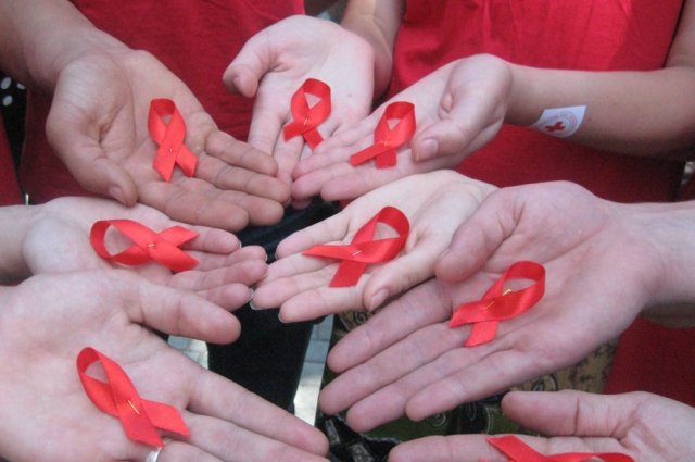 Символ движения СТОП ВИЧ – красную ленту разработал калифорнийский художник Фрэнк Мур. 