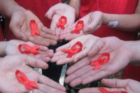 Символ движения СТОП ВИЧ – красную ленту разработал калифорнийский художник Фрэнк Мур. 
