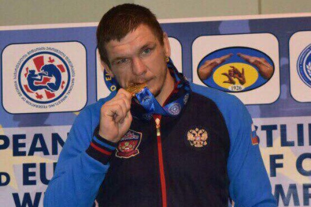 Мужчина неоднократно становился чемпионом России и Украины по вольной и греко-римской борьбе.