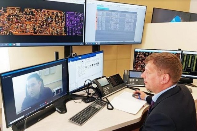 Диспетчер ЦУС ПО «УГЭС» Евгений Таранец принимает смену у диспетчера Центрального РЭС Рамиля Абдуллина.