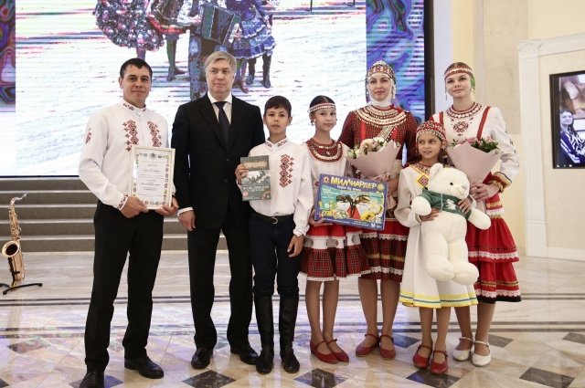 Семья Поляковых победила в номинации многодетных. 