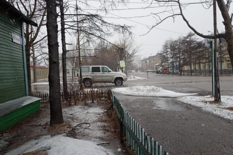 Снег в Охотске Хабаровского края 17 мая.