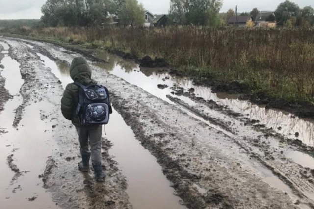 Пока чиновники решают вопрос, кто должен отвечать за дорогу, 10-летний мальчик вынужден постоянно преодолевать препятствия, чтобы попасть на уроки. 