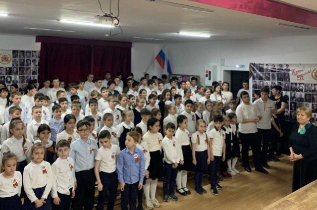 Пятигорские школьники почтили погибших в годы войны минутой молчания.