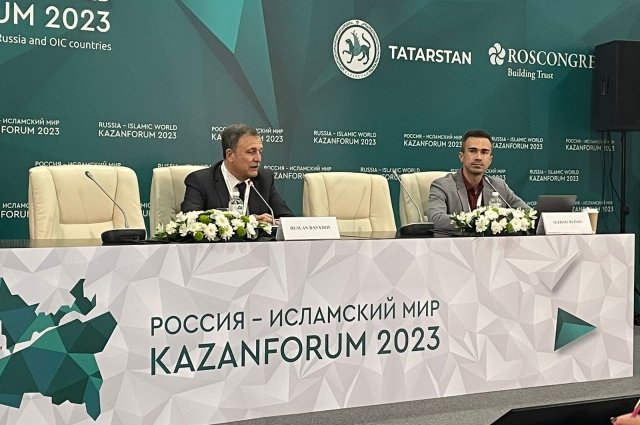 Врио руководителя Федеральной таможенной службы России Руслан Давыдов (в центре) рассказал на KazanForum-2023 о современных вызовах и новых партнёрствах. 