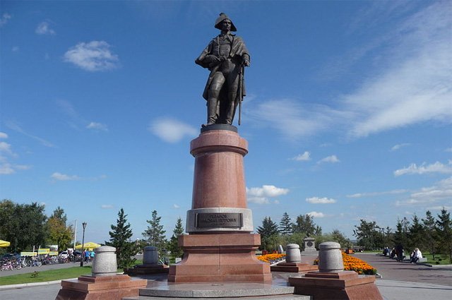 Памятник Николаю Резанову в Красноярске. 