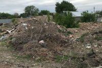 Под Оренбургом разрастаются старые свалки со строительным мусором.
