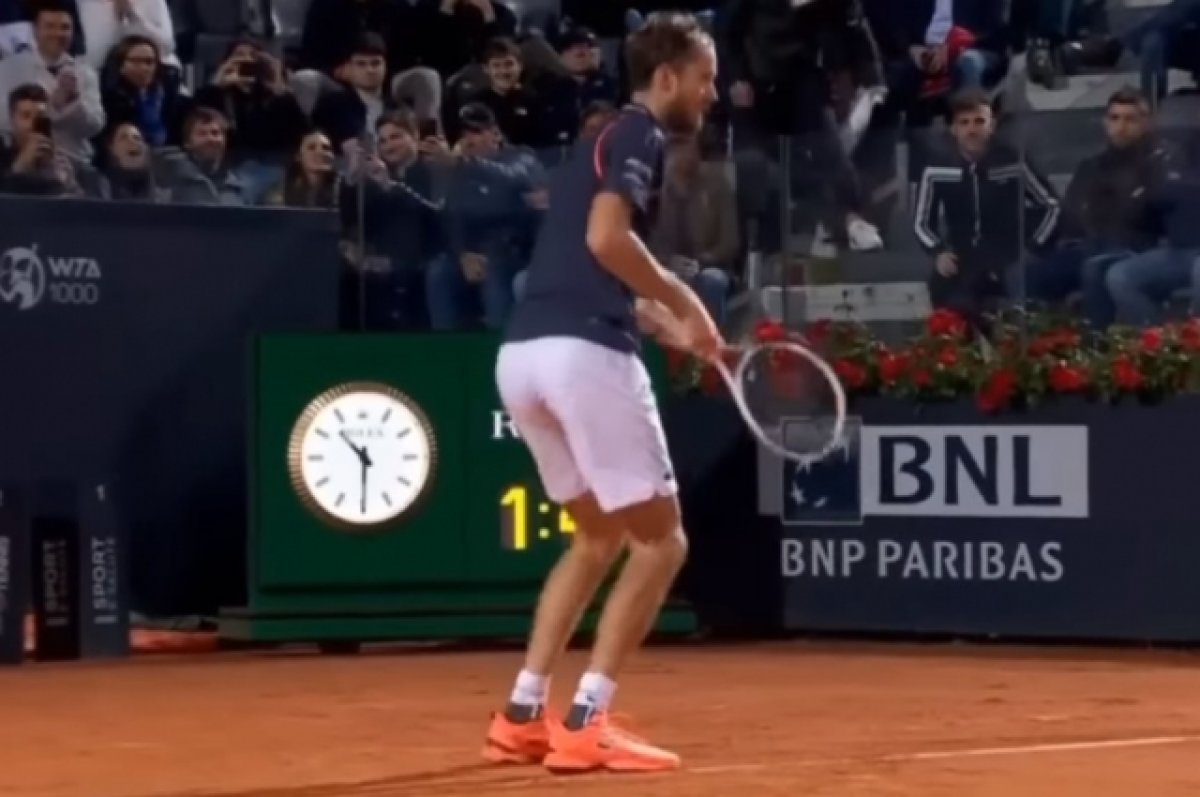 Теннисист Медведев станцевал после выхода в финал турнира в Риме