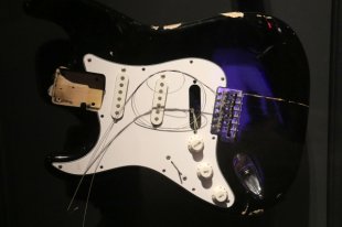 Разбитую гитару Кобейна продали на американском аукционе почти за $600 тыс
