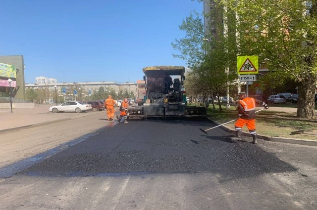 В Красноярске идёт ремонт дороги на улице Доброюбова.