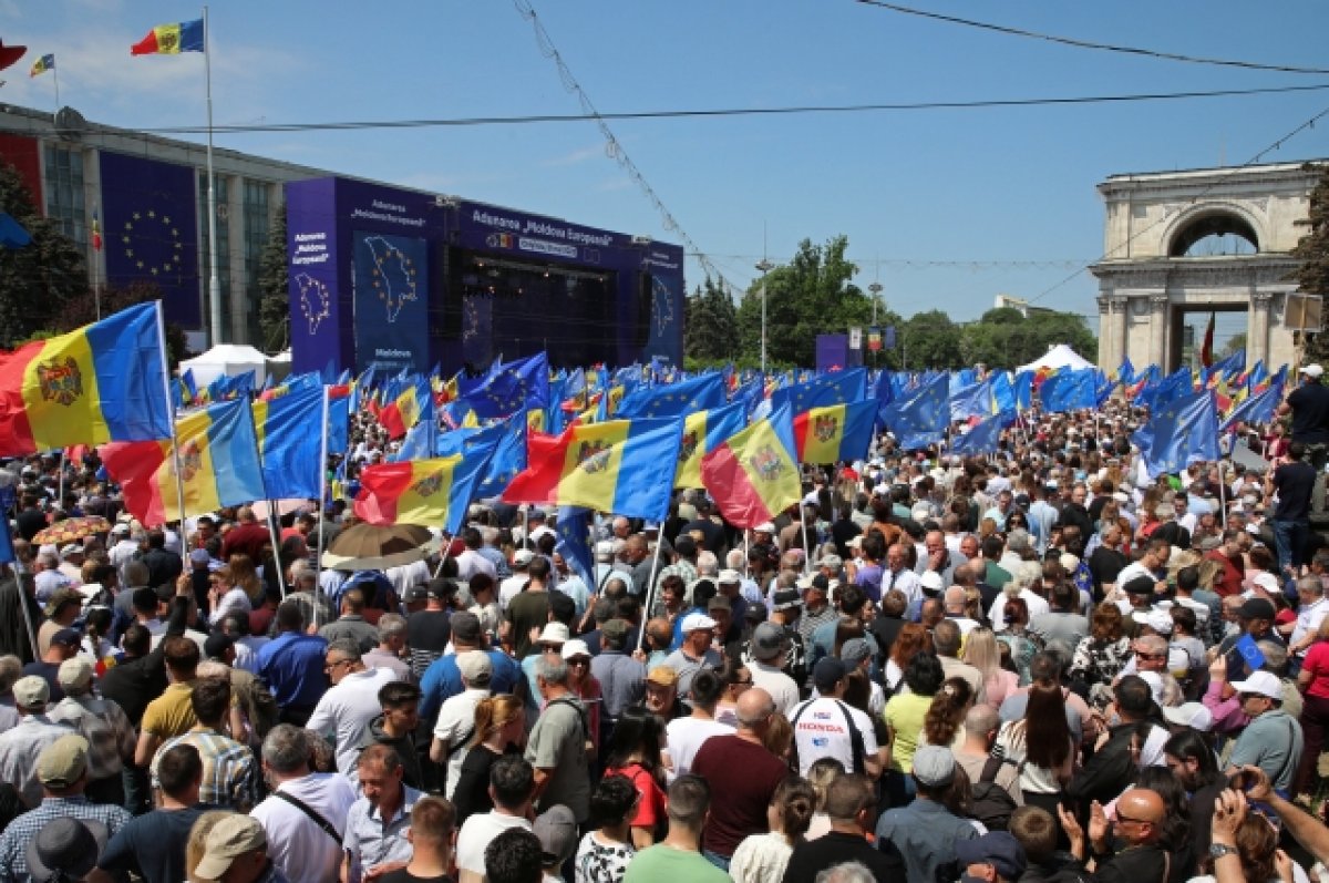 Участники митинга в Кишиневе требуют внести в конституцию пункт о ЕС