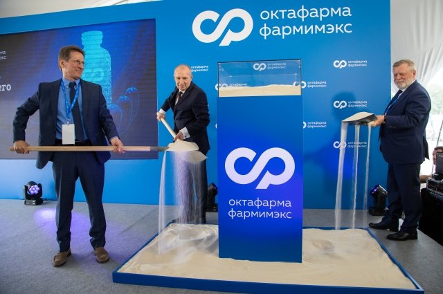 Эндрю Смит, Валентин Завалёв и Александр Боков приняли участие в символической закладке первого камня, дав старт строительству крупного фармацевтического предприятия.