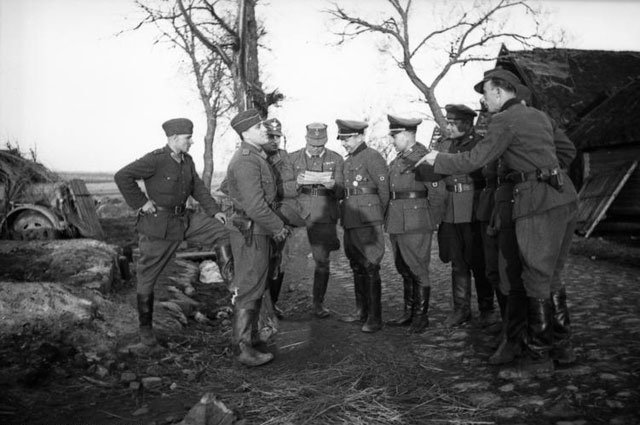 Антипартизанская карательная операция в Белоруссии, 21 марта 1944. Каминский в самом центре в фуражке (пятый слева), с группой членов своего штаба и сотрудников полиции порядка.