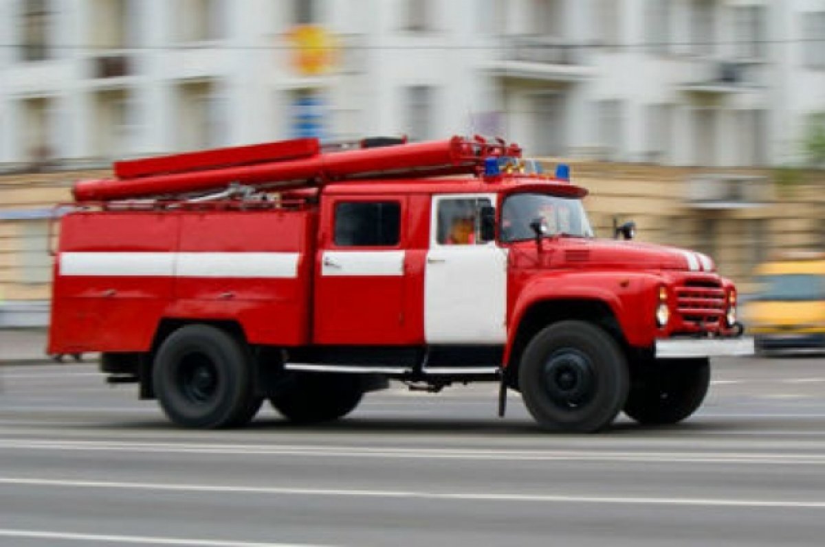 В Таганроге вспыхнул крупный пожар на строительной базе