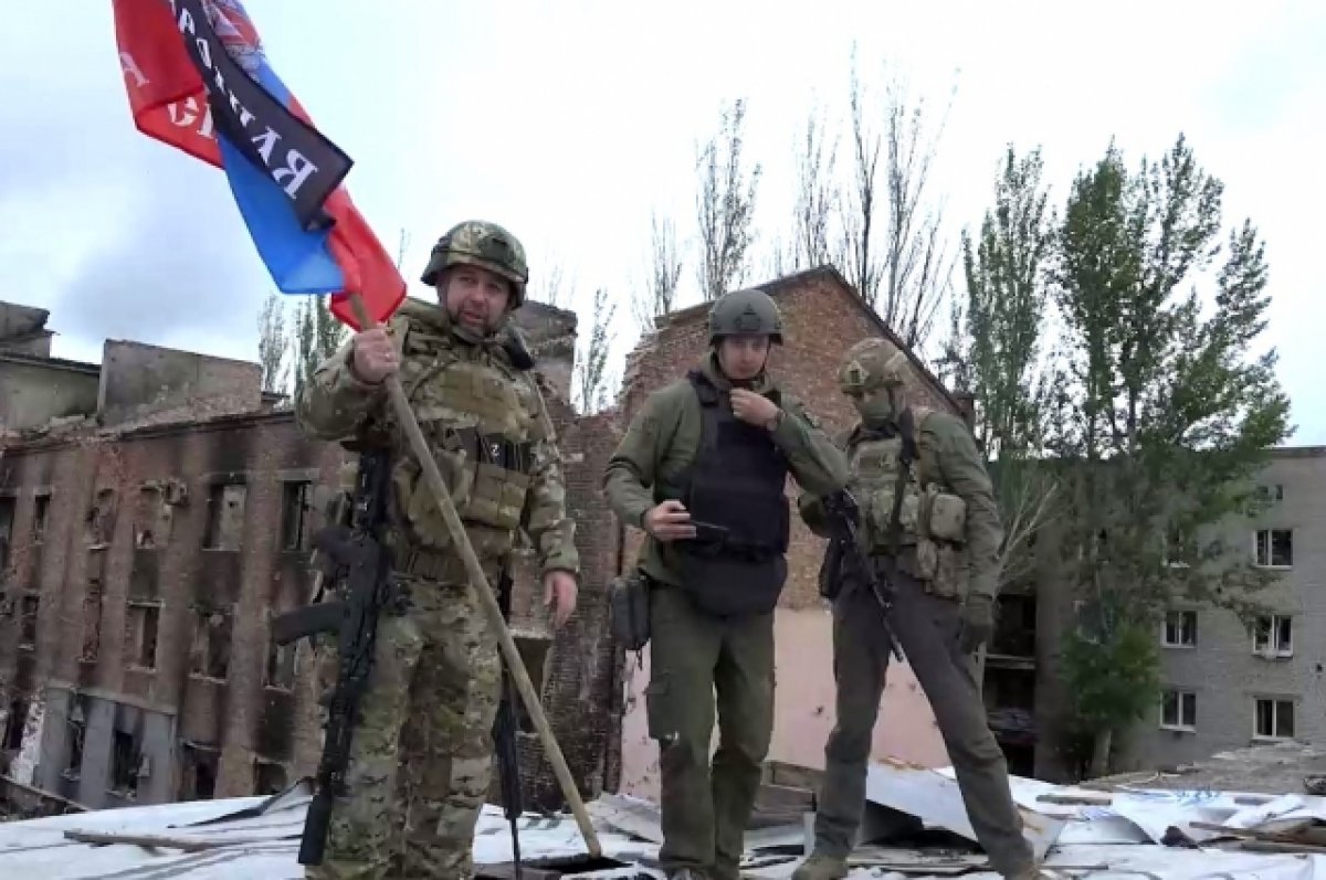 Пушилин посетил Артемовск и водрузил флаг ДНР над городом