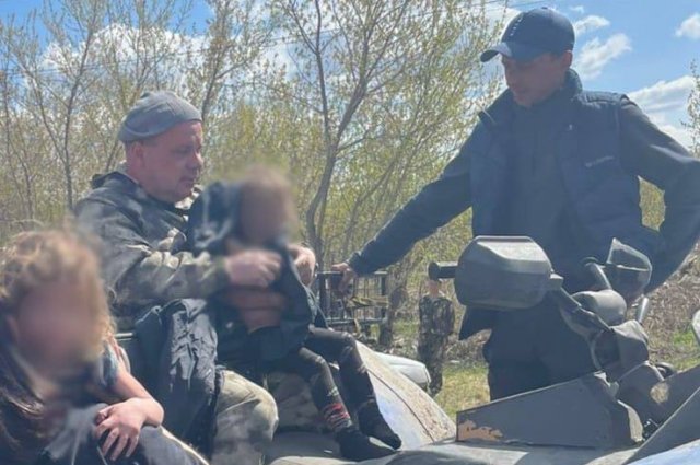Девочек мужчины доставили в штаб поиска на своём квадроцикле. 