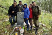 Александр Шерегешев похоронен на кладбище в д. Александровке. На фото - его внуки и правнук в 2022 г.