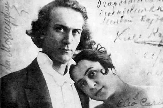  Супруга Александра Мозжухина, Клеопатра Андреевна Карассарини, сделала немало для того, что память о муже осталась. 