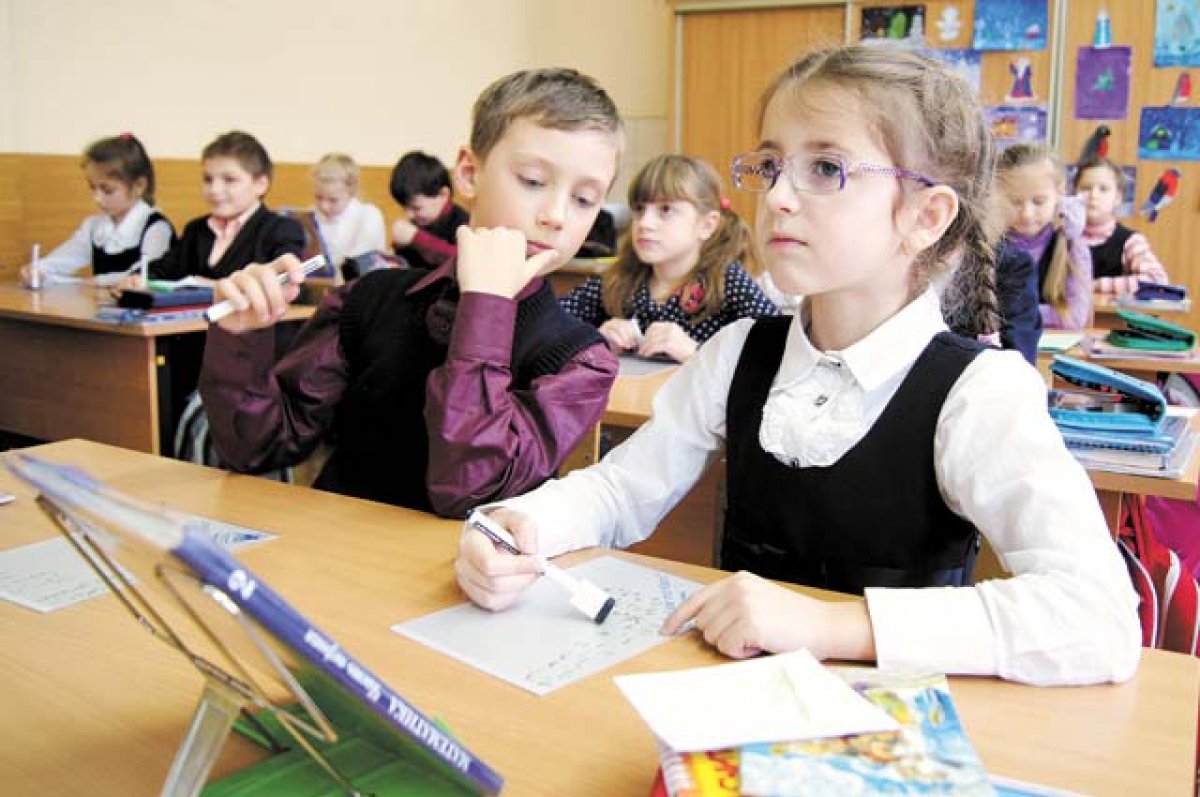 Все ли школы одинаковы. Школа 14 Иркутск. Дети за партами в школах Белгорода. Украинская школа. Должны ли дети изучать искусство в школе.