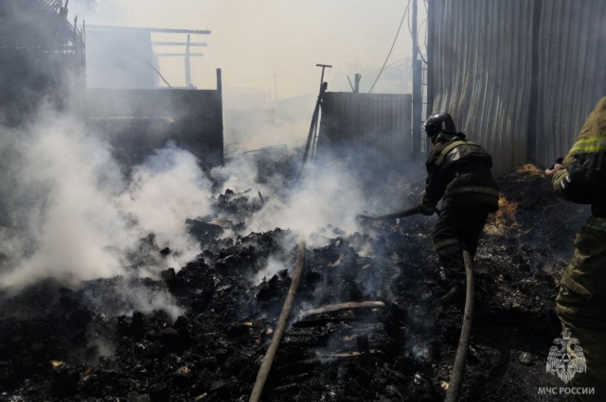 В центре Барнаула произошел пожар в складском помещении