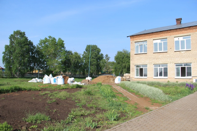 В селе Сухоречка Бузулукского района идет капитальный ремонт школы.