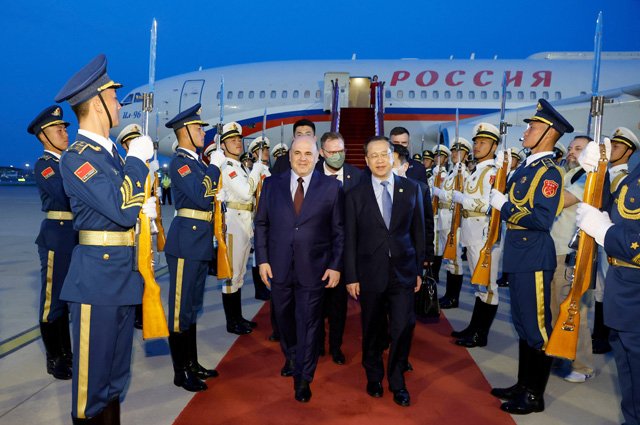 Премьер-министр России Михаил Мишустин в сопровождении заместителя министра иностранных дел Китая Ма Чжаосюя.