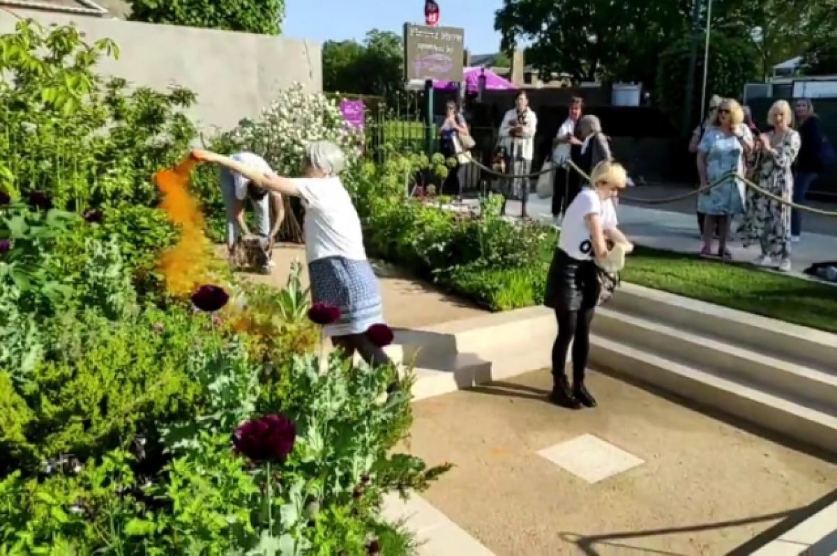 Экоактивисты распылили оранжевую краску на выставке цветов в Лондоне