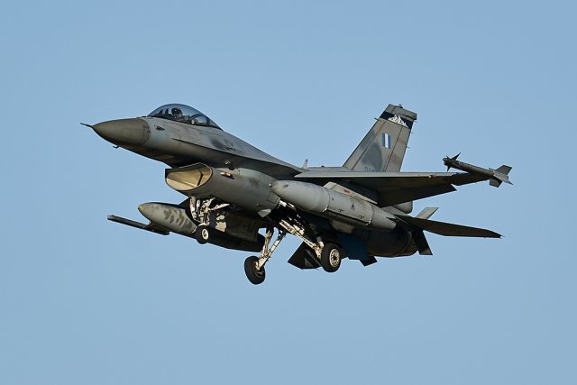 F-16.