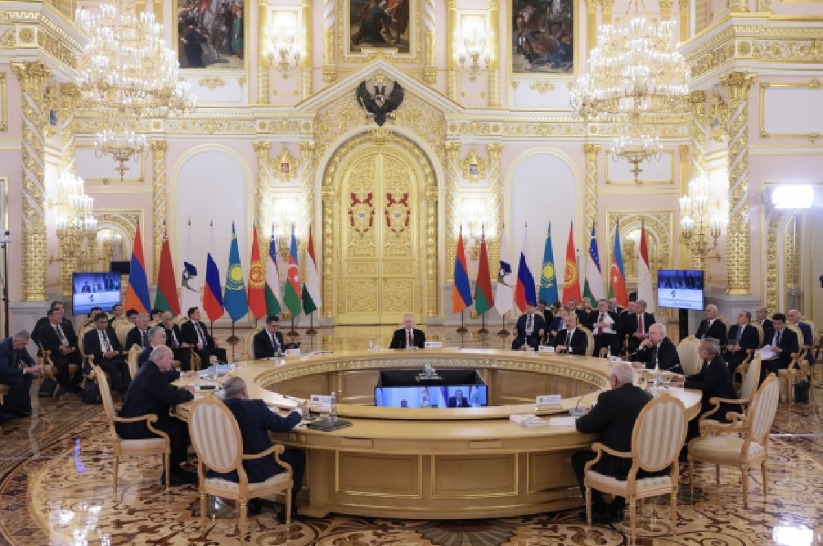 Лидеров стран ЕАЭС угощали в Кремле пельменями с осетриной и щами из щавеля