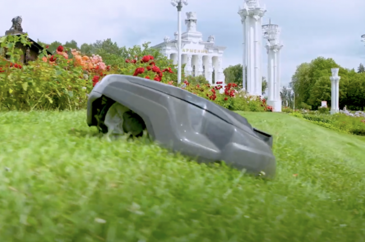 На дворе трава, на траве — робот. Он стрижет газоны в Москве по миллиметру