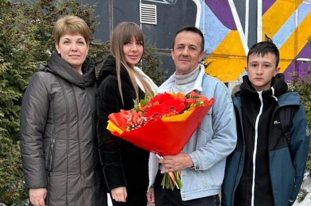 Эльвира с дочерью и Александр с сыном возле телестудии в Москве (слева направо)