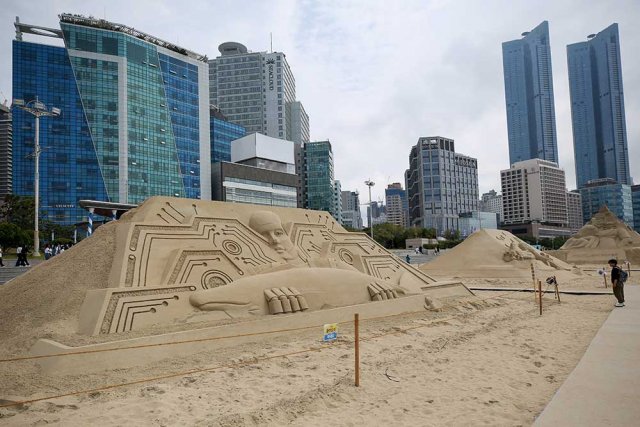 Фестиваль песчаных скульптур на пляже Хэундэ в Пусане