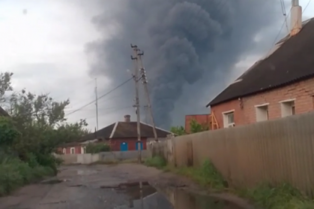 РВ опубликовала кадры горящего НПЗ под Харьковом после ракетного удара