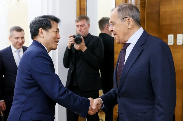 Спецпредставитель КНР по делам Евразийского региона Ли Хуэй (слева) и министр иностранных дел РФ Сергей Лавров перед началом переговоров в Москве.