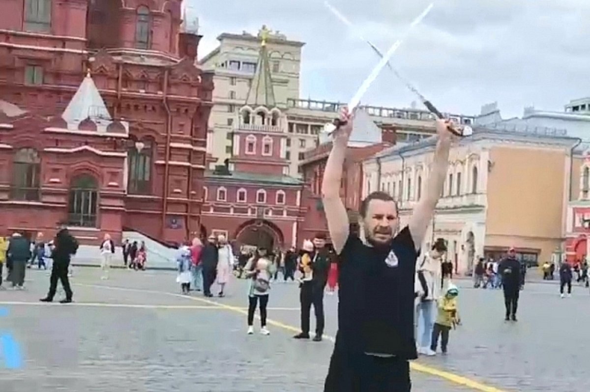 Казака из Ростова задержала полиция за танец с шашками на Красной площади