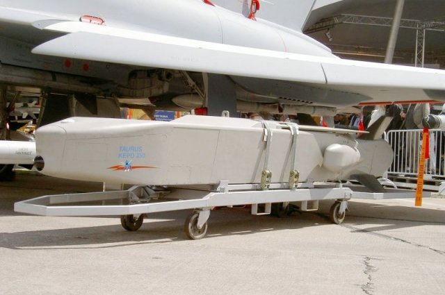 Крылатая ракета Taurus KEPD 350 под крылом самолета Eurofighter Typhoon.