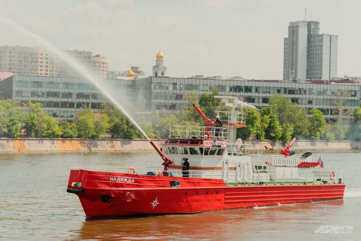 Сила «Надежды». 20 лет в Москве тушит пожары уникальный корабль